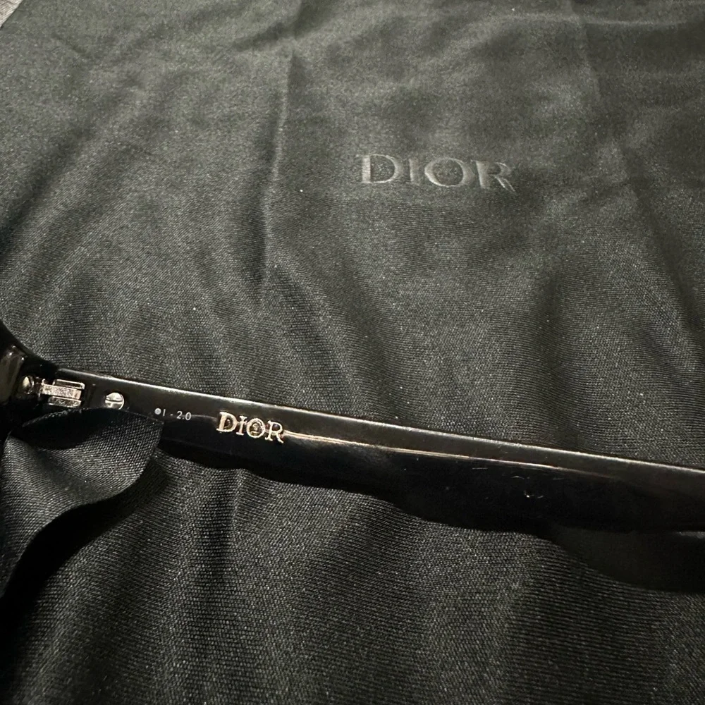 I have a pair of Christian Dior black suit sunglasses who is the original case - Picture 4 of 4